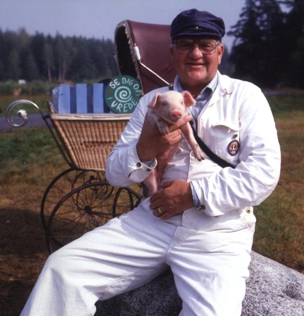 Sören Tevell med Lions griskulting i famnen 